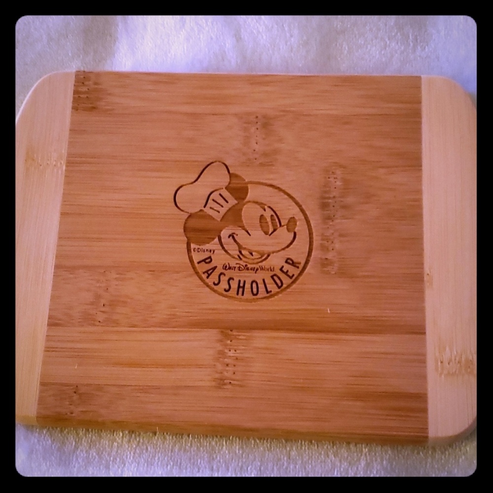 Disney park food and wine pasaholder board